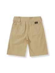 英軍グルカダブルアジャストストラップのゆったりとしたショートパンツの全体像を展示し、特に調整ストラップと複数のポケットデザインを強調。