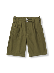 英軍グルカダブルアジャストストラップのゆったりとしたショートパンツの全体像を展示し、特に調整ストラップと複数のポケットデザインを強調。