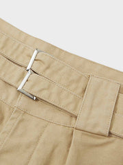 パンツの調整ストラップとポケットのディテールをクローズアップで表示し、その機能性と耐久性のある素材を強調。