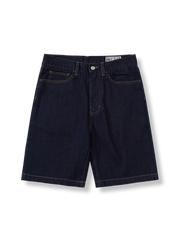 レールロードストライプデニムショートパンツの全体像を展示し、そのユニークなデザインと色合いが強調されています。