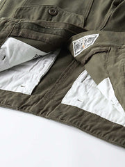 ソフトキャンバス素材と多ポケットデザインのディテール展示