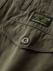 ソフトキャンバス素材と多ポケットデザインのディテール展示