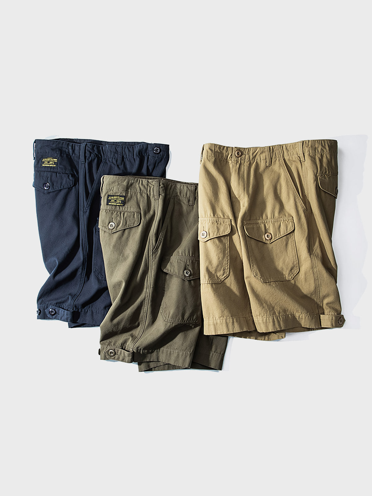 ソフトキャンバス多ポケットワークショーツの正面展示