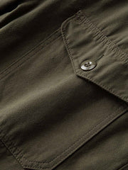 ソフトキャンバス素材と多ポケットデザインのディテール展示