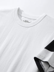 バイカースタイル半袖Tシャツの精密な縫製とストライプディテールのクローズアップ。