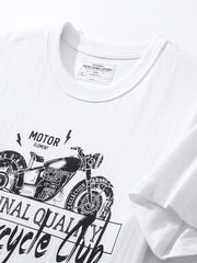 Tシャツのバイクプリントディテールクローズアップ。
