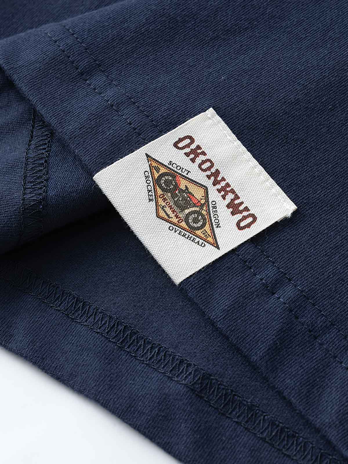 バイクプリント半袖Tシャツの詳細クローズアップ、鮮明なバイクホイールとディープネイビープリント。