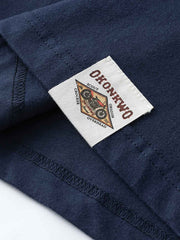 バイクプリント半袖Tシャツの詳細クローズアップ、鮮明なバイクホイールとディープネイビープリント。