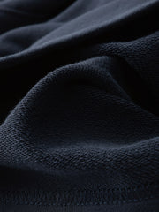 純綿製五分丈パンツの伸縮性ウエストバンドと精密な縫製ディテール。