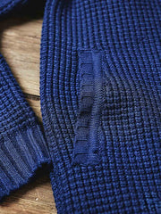 製品画像:
「ラウンドカラー ウール混紡 カーディガンの全体正面展示図。クラシックなワッフル柄デザインとウール65%混紡素材が特徴で、保温性とヴィンテージ感を兼ね備えた冬の定番アイテム。」
詳細画像:
「ラウンドカラー ウール混紡 カーディガンのワッフル柄ディテールとジャカード織り縁部分のクローズアップ。立体感のある柄と丁寧な縁加工が、全体の質感とデザイン性を引き立てます。」