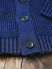 製品画像:
「ラウンドカラー ウール混紡 カーディガンの全体正面展示図。クラシックなワッフル柄デザインとウール65%混紡素材が特徴で、保温性とヴィンテージ感を兼ね備えた冬の定番アイテム。」
詳細画像:
「ラウンドカラー ウール混紡 カーディガンのワッフル柄ディテールとジャカード織り縁部分のクローズアップ。立体感のある柄と丁寧な縁加工が、全体の質感とデザイン性を引き立てます。」