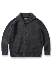 製品画像:
「ラウンドカラー ウール混紡 カーディガンの全体正面展示図。クラシックなワッフル柄デザインとウール65%混紡素材が特徴で、保温性とヴィンテージ感を兼ね備えた冬の定番アイテム。」
詳細画像:
「ラウンドカラー ウール混紡 カーディガンのワッフル柄ディテールとジャカード織り縁部分のクローズアップ。立体感のある柄と丁寧な縁加工が、全体の質感とデザイン性を引き立てます。」