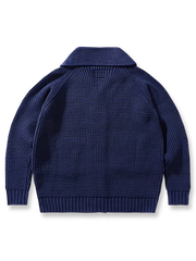 製品画像:
「ラウンドカラー ウール混紡 カーディガンの全体正面展示図。クラシックなワッフル柄デザインとウール65%混紡素材が特徴で、保温性とヴィンテージ感を兼ね備えた冬の定番アイテム。」
詳細画像:
「ラウンドカラー ウール混紡 カーディガンのワッフル柄ディテールとジャカード織り縁部分のクローズアップ。立体感のある柄と丁寧な縁加工が、全体の質感とデザイン性を引き立てます。」