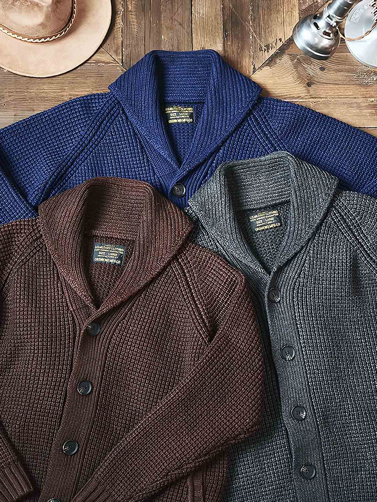 製品画像:
「ラウンドカラー ウール混紡 カーディガンの全体正面展示図。クラシックなワッフル柄デザインとウール65%混紡素材が特徴で、保温性とヴィンテージ感を兼ね備えた冬の定番アイテム。」
詳細画像:
「ラウンドカラー ウール混紡 カーディガンのワッフル柄ディテールとジャカード織り縁部分のクローズアップ。立体感のある柄と丁寧な縁加工が、全体の質感とデザイン性を引き立てます。」