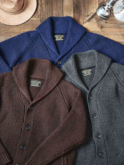 製品画像:
「ラウンドカラー ウール混紡 カーディガンの全体正面展示図。クラシックなワッフル柄デザインとウール65%混紡素材が特徴で、保温性とヴィンテージ感を兼ね備えた冬の定番アイテム。」
詳細画像:
「ラウンドカラー ウール混紡 カーディガンのワッフル柄ディテールとジャカード織り縁部分のクローズアップ。立体感のある柄と丁寧な縁加工が、全体の質感とデザイン性を引き立てます。」