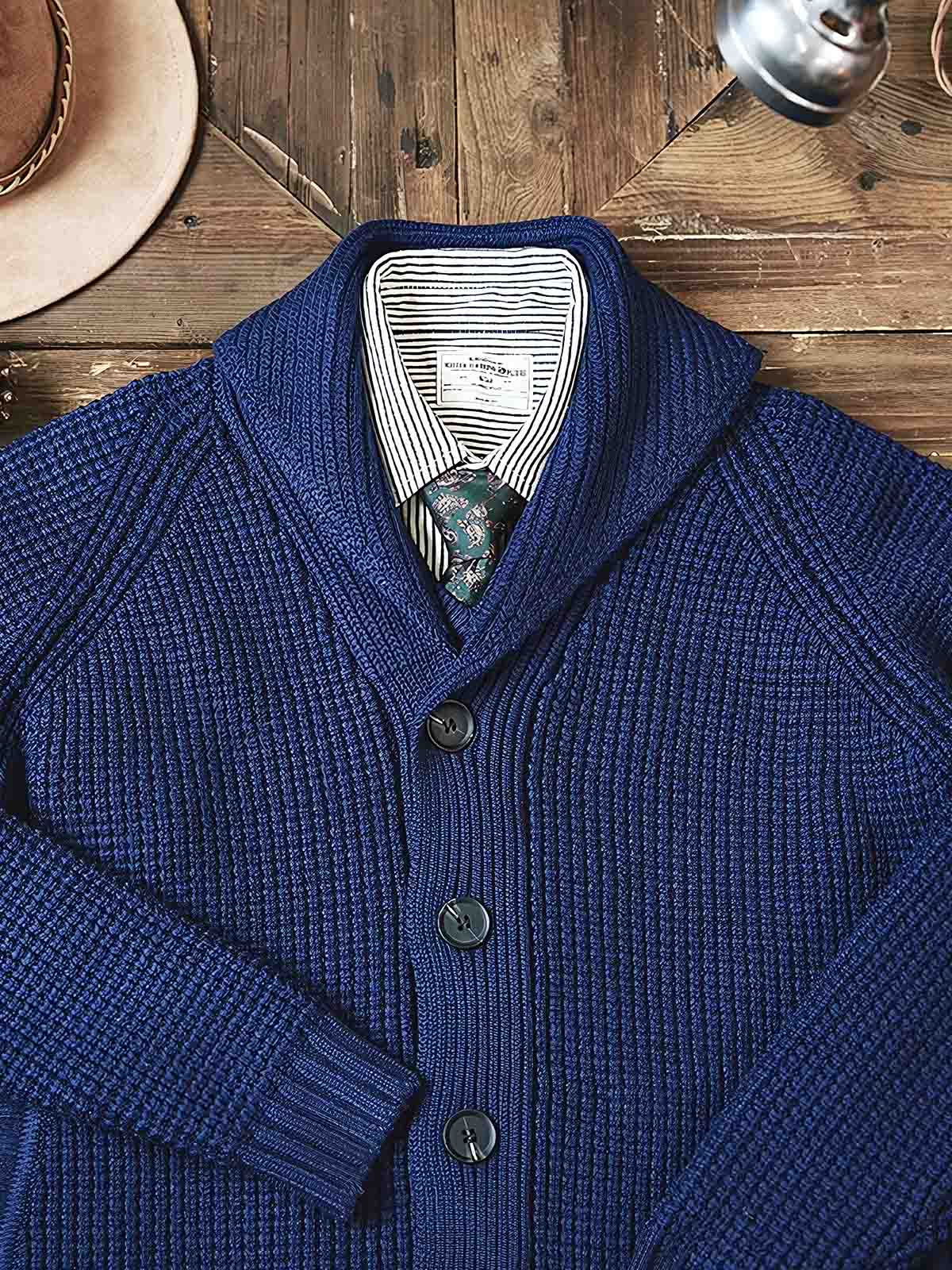 製品画像:
「ラウンドカラー ウール混紡 カーディガンの全体正面展示図。クラシックなワッフル柄デザインとウール65%混紡素材が特徴で、保温性とヴィンテージ感を兼ね備えた冬の定番アイテム。」
詳細画像:
「ラウンドカラー ウール混紡 カーディガンのワッフル柄ディテールとジャカード織り縁部分のクローズアップ。立体感のある柄と丁寧な縁加工が、全体の質感とデザイン性を引き立てます。」