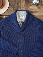 製品画像:
「ラウンドカラー ウール混紡 カーディガンの全体正面展示図。クラシックなワッフル柄デザインとウール65%混紡素材が特徴で、保温性とヴィンテージ感を兼ね備えた冬の定番アイテム。」
詳細画像:
「ラウンドカラー ウール混紡 カーディガンのワッフル柄ディテールとジャカード織り縁部分のクローズアップ。立体感のある柄と丁寧な縁加工が、全体の質感とデザイン性を引き立てます。」