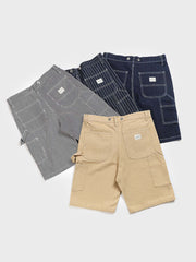 レイルロードストライプサスペンダーワークショーツの全体像を展示し、そのユニークなデザインと耐久性のある素材を強調。