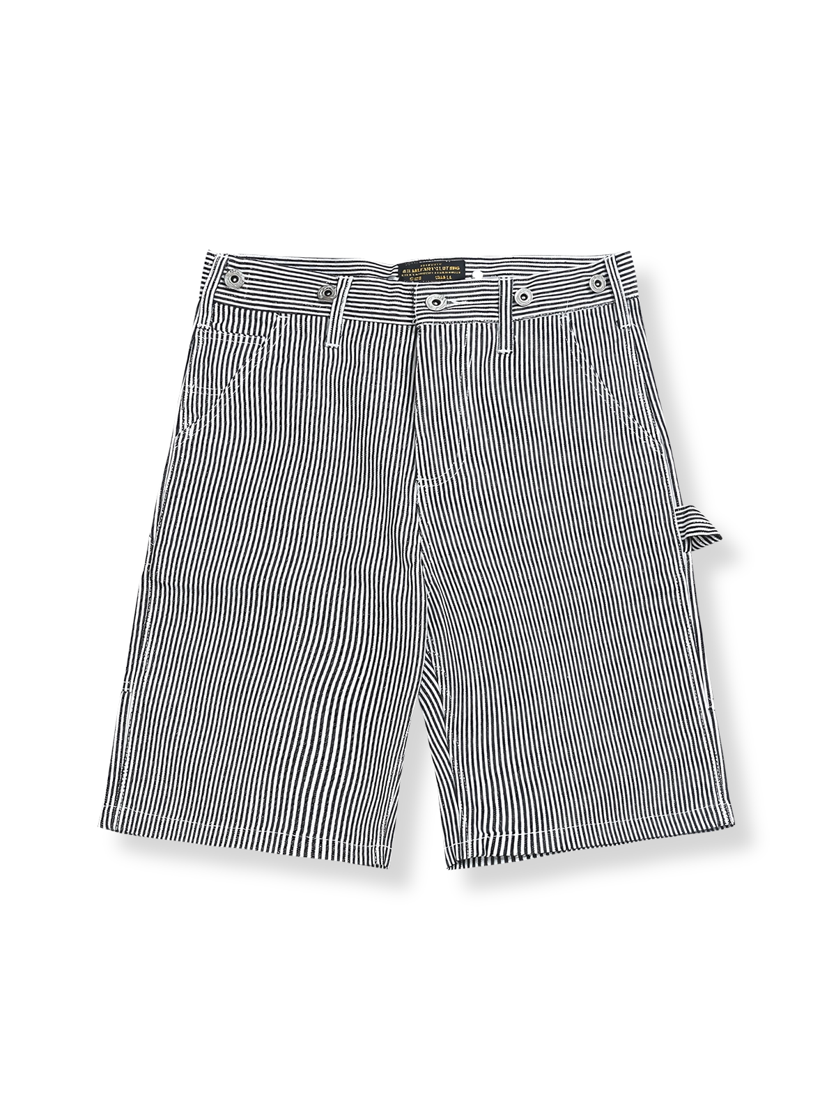 レイルロードストライプサスペンダーワークショーツの全体像を展示し、そのユニークなデザインと耐久性のある素材を強調。