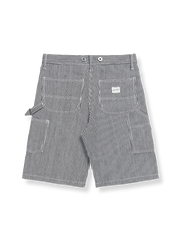 レイルロードストライプサスペンダーワークショーツの全体像を展示し、そのユニークなデザインと耐久性のある素材を強調。