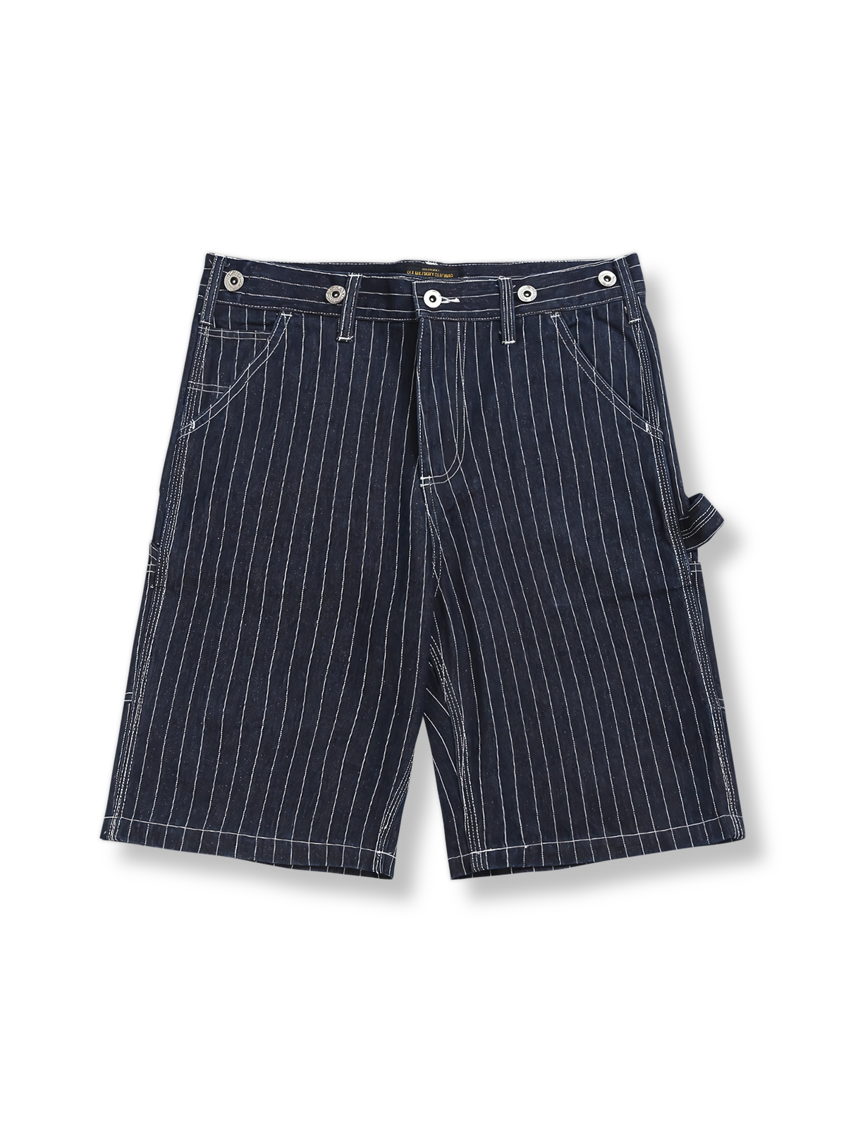 レイルロードストライプサスペンダーワークショーツの全体像を展示し、そのユニークなデザインと耐久性のある素材を強調。