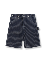 レイルロードストライプサスペンダーワークショーツの全体像を展示し、そのユニークなデザインと耐久性のある素材を強調。