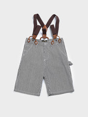 ショーツのサスペンダー接続部とレザー補強部分のクローズアップを特集し、そのワークスタイルと精緻な工芸を強調。