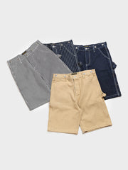 レイルロードストライプサスペンダーワークショーツの全体像を展示し、そのユニークなデザインと耐久性のある素材を強調。