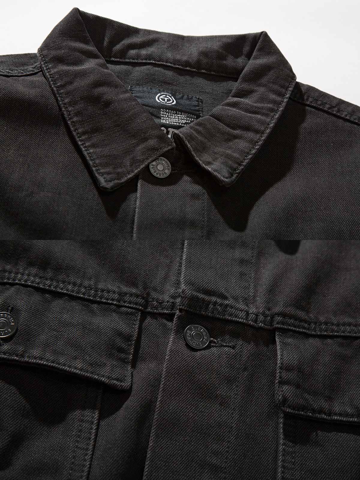 製品画像
「フラップ付きポケット ワークジャケットの正面全体図。クラシックなワークウェアを現代的にアレンジしたデザインで、高密度コットン素材とウォッシュ加工による控えめなヴィンテージ感が特徴。ルーズフィットとストレートシルエットが快適さと洗練された都会的スタイルを実現。」
詳細画像
「フラップ付きポケット ワークジャケットのディテール特写。胸元のフラップ付きポケットがワークウェアらしいデザイン性を強調し、ヴィンテージ調のメタルボタンがアクセントに。背面には補強ステッチを施し、耐久性と実用性を兼ね備えたディテールをクローズアップ。」