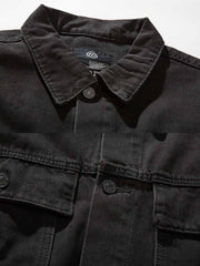 製品画像
「フラップ付きポケット ワークジャケットの正面全体図。クラシックなワークウェアを現代的にアレンジしたデザインで、高密度コットン素材とウォッシュ加工による控えめなヴィンテージ感が特徴。ルーズフィットとストレートシルエットが快適さと洗練された都会的スタイルを実現。」
詳細画像
「フラップ付きポケット ワークジャケットのディテール特写。胸元のフラップ付きポケットがワークウェアらしいデザイン性を強調し、ヴィンテージ調のメタルボタンがアクセントに。背面には補強ステッチを施し、耐久性と実用性を兼ね備えたディテールをクローズアップ。」