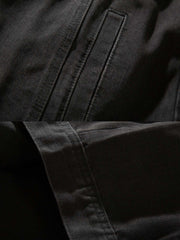 製品画像
「フラップ付きポケット ワークジャケットの正面全体図。クラシックなワークウェアを現代的にアレンジしたデザインで、高密度コットン素材とウォッシュ加工による控えめなヴィンテージ感が特徴。ルーズフィットとストレートシルエットが快適さと洗練された都会的スタイルを実現。」
詳細画像
「フラップ付きポケット ワークジャケットのディテール特写。胸元のフラップ付きポケットがワークウェアらしいデザイン性を強調し、ヴィンテージ調のメタルボタンがアクセントに。背面には補強ステッチを施し、耐久性と実用性を兼ね備えたディテールをクローズアップ。」