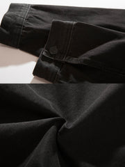 製品画像
「フラップ付きポケット ワークジャケットの正面全体図。クラシックなワークウェアを現代的にアレンジしたデザインで、高密度コットン素材とウォッシュ加工による控えめなヴィンテージ感が特徴。ルーズフィットとストレートシルエットが快適さと洗練された都会的スタイルを実現。」
詳細画像
「フラップ付きポケット ワークジャケットのディテール特写。胸元のフラップ付きポケットがワークウェアらしいデザイン性を強調し、ヴィンテージ調のメタルボタンがアクセントに。背面には補強ステッチを施し、耐久性と実用性を兼ね備えたディテールをクローズアップ。」