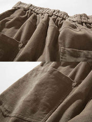 製品画像
「ヴィンテージ ストレート ワイド カジュアルパンツの正面全体図。コーデュロイ素材を使用し、耐摩耗性と快適さを両立。シンプルなストレートシルエットと特別な切り替えデザインが特徴で、日常からアウトドアまで幅広いシーンで活躍する万能なロングパンツ。」
詳細画像
「ヴィンテージ ストレート ワイド カジュアルパンツのディテール特写。切り替えデザインが立体感とスタイルを強調し、大容量カーゴポケットが実用性を追加。調節可能な裾ボタンにより、ルーズスタイルからテーパードスタイルへの切り替えが可能。耐久性とデザイン性を兼ね備えたディテールを表現。」