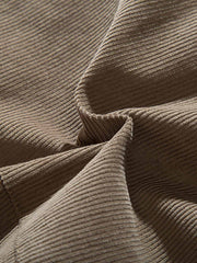 製品画像
「ヴィンテージ ストレート ワイド カジュアルパンツの正面全体図。コーデュロイ素材を使用し、耐摩耗性と快適さを両立。シンプルなストレートシルエットと特別な切り替えデザインが特徴で、日常からアウトドアまで幅広いシーンで活躍する万能なロングパンツ。」
詳細画像
「ヴィンテージ ストレート ワイド カジュアルパンツのディテール特写。切り替えデザインが立体感とスタイルを強調し、大容量カーゴポケットが実用性を追加。調節可能な裾ボタンにより、ルーズスタイルからテーパードスタイルへの切り替えが可能。耐久性とデザイン性を兼ね備えたディテールを表現。」