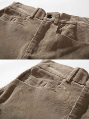 製品画像
「ヴィンテージ ストレート ワイド カジュアルパンツの正面全体図。コーデュロイ素材を使用し、耐摩耗性と快適さを両立。シンプルなストレートシルエットと特別な切り替えデザインが特徴で、日常からアウトドアまで幅広いシーンで活躍する万能なロングパンツ。」
詳細画像
「ヴィンテージ ストレート ワイド カジュアルパンツのディテール特写。切り替えデザインが立体感とスタイルを強調し、大容量カーゴポケットが実用性を追加。調節可能な裾ボタンにより、ルーズスタイルからテーパードスタイルへの切り替えが可能。耐久性とデザイン性を兼ね備えたディテールを表現。」