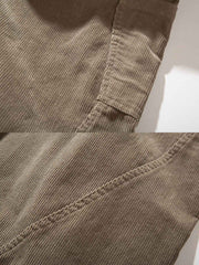 製品画像
「ヴィンテージ ストレート ワイド カジュアルパンツの正面全体図。コーデュロイ素材を使用し、耐摩耗性と快適さを両立。シンプルなストレートシルエットと特別な切り替えデザインが特徴で、日常からアウトドアまで幅広いシーンで活躍する万能なロングパンツ。」
詳細画像
「ヴィンテージ ストレート ワイド カジュアルパンツのディテール特写。切り替えデザインが立体感とスタイルを強調し、大容量カーゴポケットが実用性を追加。調節可能な裾ボタンにより、ルーズスタイルからテーパードスタイルへの切り替えが可能。耐久性とデザイン性を兼ね備えたディテールを表現。」