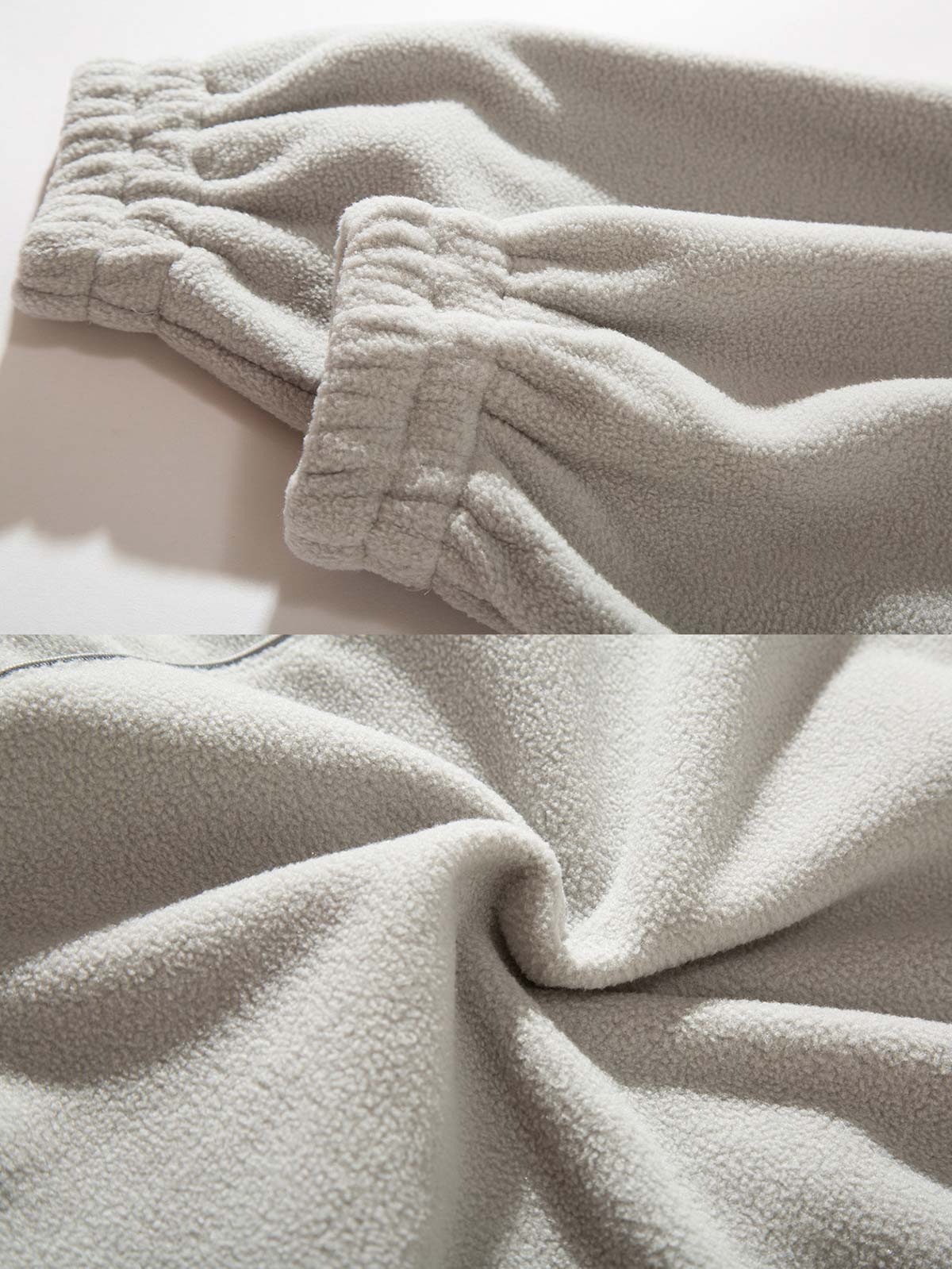 製品画像
「スタンドカラー フリース スウェットの正面全体図。クラシックなスタンドカラーデザインと柔らかなフリース素材が特徴で、防風性と保温性に優れた一着。ルーズフィットシルエットが快適な着心地を提供し、秋冬のカジュアルからアウトドアまで幅広く活躍。」
詳細画像
「スタンドカラー フリース スウェットのディテール特写。立ち上がった襟部分には調節可能なドローコードを採用し、防風性を強化。柔らかく肌触りの良いフリース素材が、保温性と軽やかな着心地を両立。丁寧な縫製が美しさと耐久性を引き立てている。」