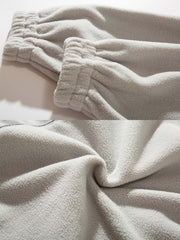 製品画像
「スタンドカラー フリース スウェットの正面全体図。クラシックなスタンドカラーデザインと柔らかなフリース素材が特徴で、防風性と保温性に優れた一着。ルーズフィットシルエットが快適な着心地を提供し、秋冬のカジュアルからアウトドアまで幅広く活躍。」
詳細画像
「スタンドカラー フリース スウェットのディテール特写。立ち上がった襟部分には調節可能なドローコードを採用し、防風性を強化。柔らかく肌触りの良いフリース素材が、保温性と軽やかな着心地を両立。丁寧な縫製が美しさと耐久性を引き立てている。」