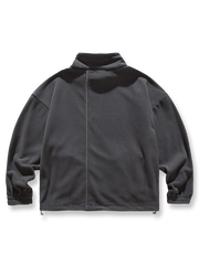 製品画像
「スタンドカラー フリース スウェットの正面全体図。クラシックなスタンドカラーデザインと柔らかなフリース素材が特徴で、防風性と保温性に優れた一着。ルーズフィットシルエットが快適な着心地を提供し、秋冬のカジュアルからアウトドアまで幅広く活躍。」
詳細画像
「スタンドカラー フリース スウェットのディテール特写。立ち上がった襟部分には調節可能なドローコードを採用し、防風性を強化。柔らかく肌触りの良いフリース素材が、保温性と軽やかな着心地を両立。丁寧な縫製が美しさと耐久性を引き立てている。」