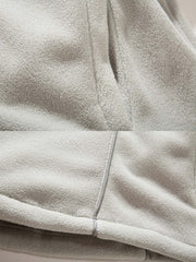 製品画像
「スタンドカラー フリース スウェットの正面全体図。クラシックなスタンドカラーデザインと柔らかなフリース素材が特徴で、防風性と保温性に優れた一着。ルーズフィットシルエットが快適な着心地を提供し、秋冬のカジュアルからアウトドアまで幅広く活躍。」
詳細画像
「スタンドカラー フリース スウェットのディテール特写。立ち上がった襟部分には調節可能なドローコードを採用し、防風性を強化。柔らかく肌触りの良いフリース素材が、保温性と軽やかな着心地を両立。丁寧な縫製が美しさと耐久性を引き立てている。」