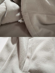 製品画像
「スタンドカラー フリース スウェットの正面全体図。クラシックなスタンドカラーデザインと柔らかなフリース素材が特徴で、防風性と保温性に優れた一着。ルーズフィットシルエットが快適な着心地を提供し、秋冬のカジュアルからアウトドアまで幅広く活躍。」
詳細画像
「スタンドカラー フリース スウェットのディテール特写。立ち上がった襟部分には調節可能なドローコードを採用し、防風性を強化。柔らかく肌触りの良いフリース素材が、保温性と軽やかな着心地を両立。丁寧な縫製が美しさと耐久性を引き立てている。」