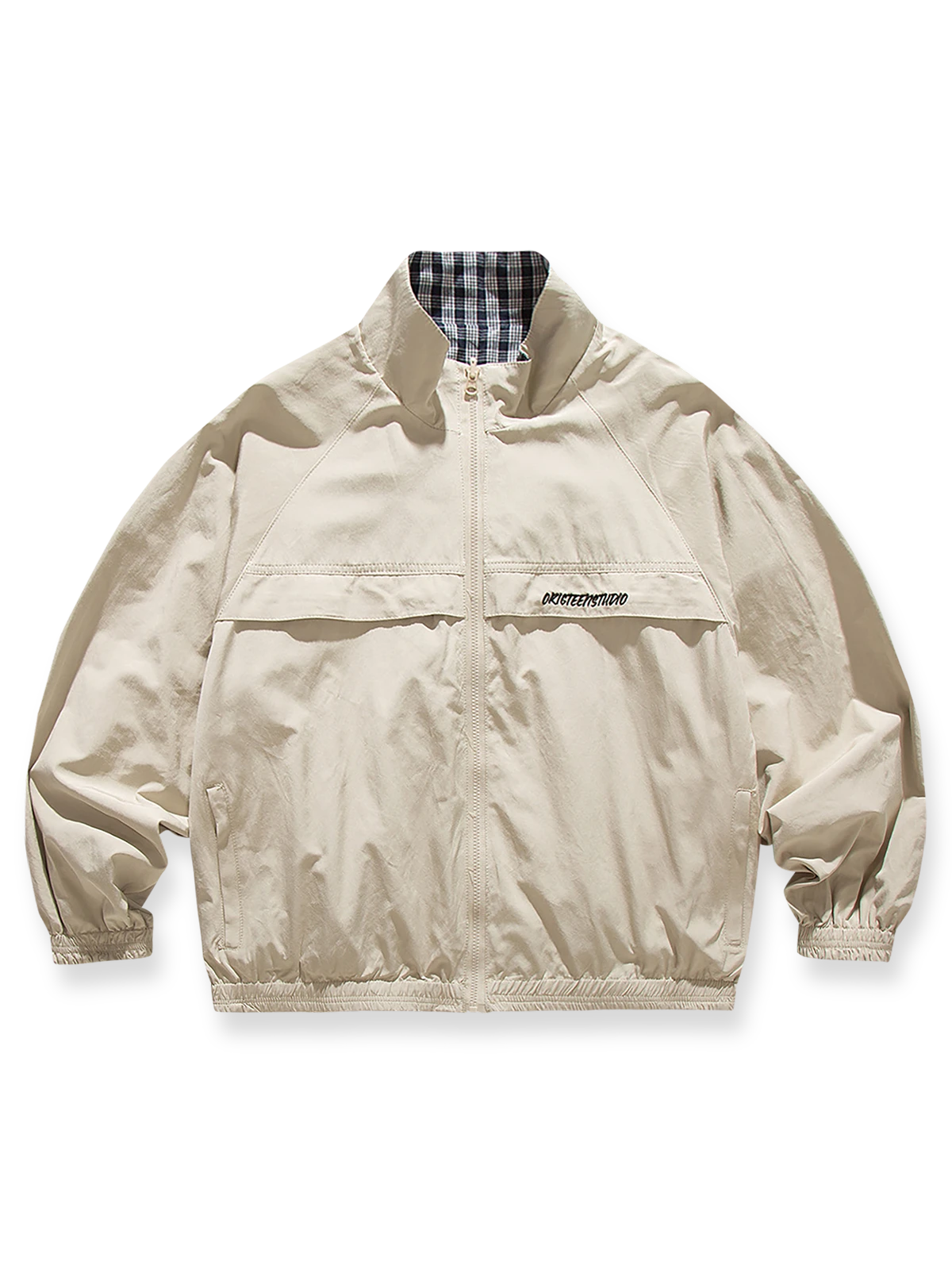 製品画像:
「リバーシブルスタンドカラージャケット表面ベージュの全体展示。シンプルで上品なベージュとヴィンテージ感あふれるチェック柄、2つのスタイルを簡単に切り替えられるデザイン。」
詳細画像:
「裏面のチェック柄と袖口の伸縮性デザインの特写。リバーシブルデザインによって、ヴィンテージ感と実用性が両立。」