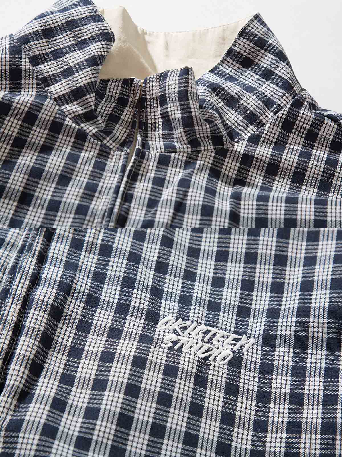 製品画像:
「リバーシブルスタンドカラージャケット表面ベージュの全体展示。シンプルで上品なベージュとヴィンテージ感あふれるチェック柄、2つのスタイルを簡単に切り替えられるデザイン。」
詳細画像:
「裏面のチェック柄と袖口の伸縮性デザインの特写。リバーシブルデザインによって、ヴィンテージ感と実用性が両立。」