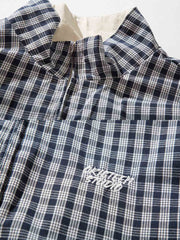 製品画像:
「リバーシブルスタンドカラージャケット表面ベージュの全体展示。シンプルで上品なベージュとヴィンテージ感あふれるチェック柄、2つのスタイルを簡単に切り替えられるデザイン。」
詳細画像:
「裏面のチェック柄と袖口の伸縮性デザインの特写。リバーシブルデザインによって、ヴィンテージ感と実用性が両立。」