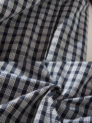 製品画像:
「リバーシブルスタンドカラージャケット表面ベージュの全体展示。シンプルで上品なベージュとヴィンテージ感あふれるチェック柄、2つのスタイルを簡単に切り替えられるデザイン。」
詳細画像:
「裏面のチェック柄と袖口の伸縮性デザインの特写。リバーシブルデザインによって、ヴィンテージ感と実用性が両立。」