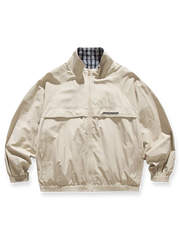 製品画像:
「リバーシブルスタンドカラージャケット表面ベージュの全体展示。シンプルで上品なベージュとヴィンテージ感あふれるチェック柄、2つのスタイルを簡単に切り替えられるデザイン。」
詳細画像:
「裏面のチェック柄と袖口の伸縮性デザインの特写。リバーシブルデザインによって、ヴィンテージ感と実用性が両立。」