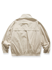 製品画像:
「リバーシブルスタンドカラージャケット表面ベージュの全体展示。シンプルで上品なベージュとヴィンテージ感あふれるチェック柄、2つのスタイルを簡単に切り替えられるデザイン。」
詳細画像:
「裏面のチェック柄と袖口の伸縮性デザインの特写。リバーシブルデザインによって、ヴィンテージ感と実用性が両立。」