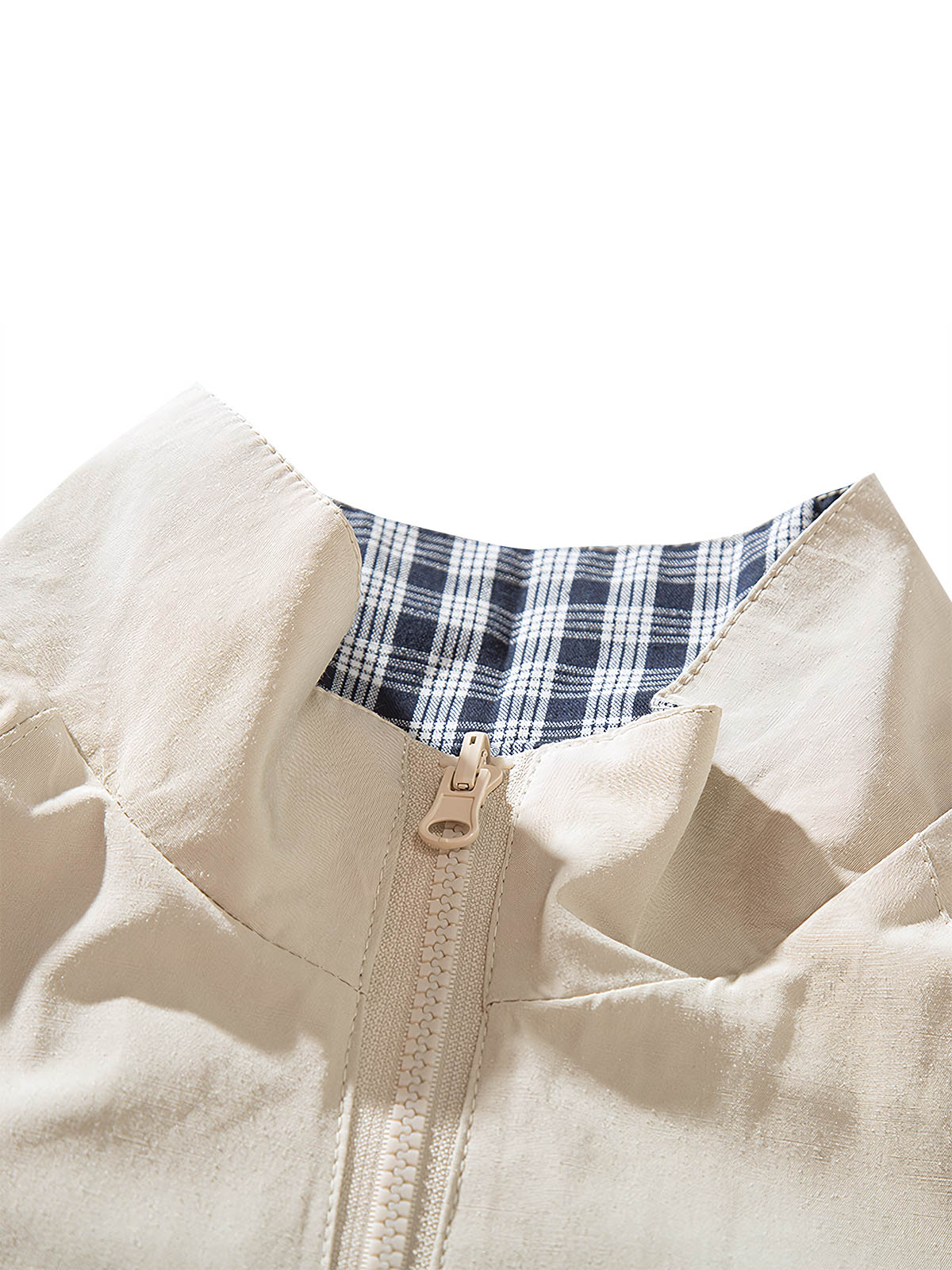 製品画像:
「リバーシブルスタンドカラージャケット表面ベージュの全体展示。シンプルで上品なベージュとヴィンテージ感あふれるチェック柄、2つのスタイルを簡単に切り替えられるデザイン。」
詳細画像:
「裏面のチェック柄と袖口の伸縮性デザインの特写。リバーシブルデザインによって、ヴィンテージ感と実用性が両立。」