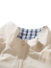 製品画像:
「リバーシブルスタンドカラージャケット表面ベージュの全体展示。シンプルで上品なベージュとヴィンテージ感あふれるチェック柄、2つのスタイルを簡単に切り替えられるデザイン。」
詳細画像:
「裏面のチェック柄と袖口の伸縮性デザインの特写。リバーシブルデザインによって、ヴィンテージ感と実用性が両立。」