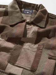 製品画像:
クラシックなチェック柄デザインの多ポケットワークシャツ。快適で柔らかな着心地に加え、実用性と装飾性を兼ね備えた独特なデザイン。チャイナボタンで、東洋的な味わいとレトロな魅力をプラス。
詳細画像:
チェック柄と多ポケットデザインが特徴のワークシャツ。中厚の生地で、ゆったりとしたシルエットがさまざまな体型にフィット。チャイナボタンによって日常的な着脱が容易で、伝統的な美学と現代的な機能性が融合。